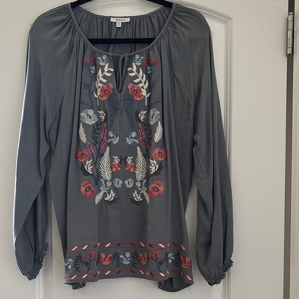 JODIFL Gray Graphic Blouse Relaxed Fit